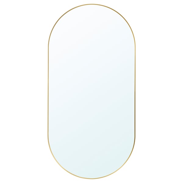 Een LINDBYN spiegel met gouden lijst en afgeronde hoeken, geschikt voor verschillende kamers, die de ruimte en het licht verbetert met zijn strakke, elegante ontwerp.