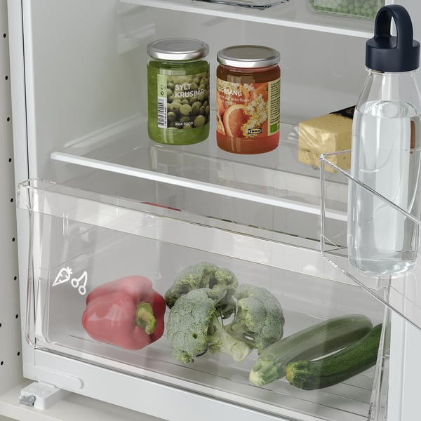 Koelkast met verstelbare glazen planken met groenten, waterfles en potten; LED-verlichting zichtbaar.