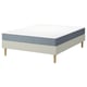 LYNGÖR bedset: wit matras op een beige bodem met houten poten.