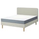 Lichtgekleurd bed met blauwgrijs matras en zacht hoofdeinde, modern minimalistisch ontwerp.