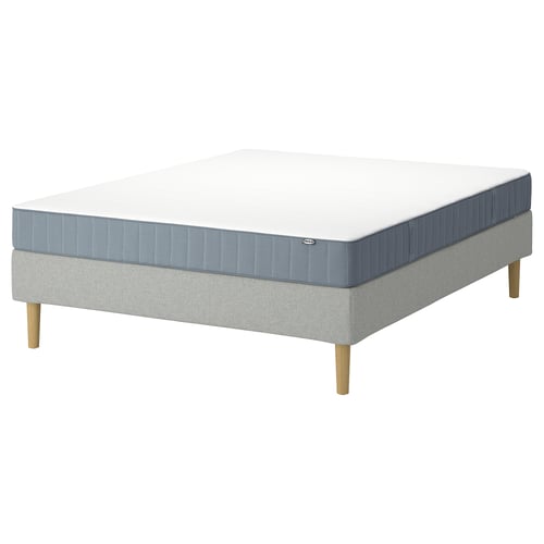 LYNGÖR bedset. Wit matras, grijsblauwe onderkant, lichtgrijze stof, houten poten.