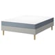 LYNGÖR bedset. Wit matras, grijsblauwe onderkant, lichtgrijze stof, houten poten.