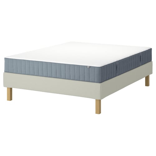 IKEA LYNGÖR bedbasis & valevåg blauwgrijs matras. De basis is beige met lichte houten poten. Het matras heeft 5 comfortzones.