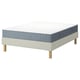 IKEA LYNGÖR bedbasis & valevåg blauwgrijs matras. De basis is beige met lichte houten poten. Het matras heeft 5 comfortzones.
