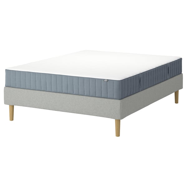 IKEA Lyngor bedbasis met vallevag matras, lichtgrijs, stof en houten poten.