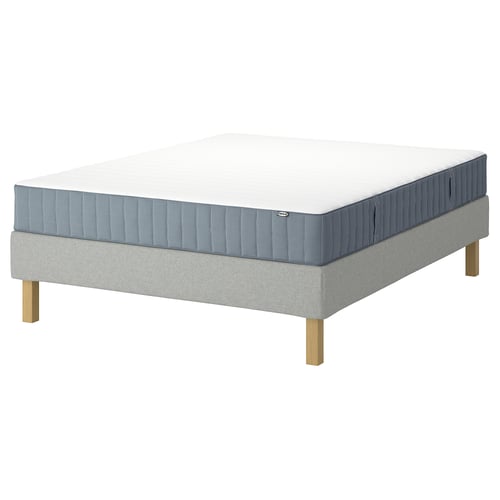LYNGÖR-matras op een grijze onderkant, blauwe zijkanten, vierkant, IKEA-logo.