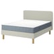 LYNGÖR bed: lichtgrijs, gestoffeerd hoofdeinde, houten poten, wit matras, blauwe biezen.