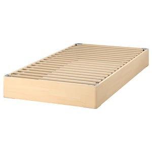 Een licht houtkleurige LYNGÖR bedbodem met lattenbodems voor matrasondersteuning.