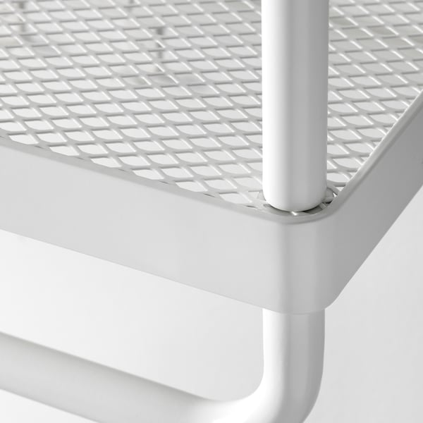 Close-up van een witte MACKAPÄR-plank met een stevig metalen rooster en een robuuste coating.