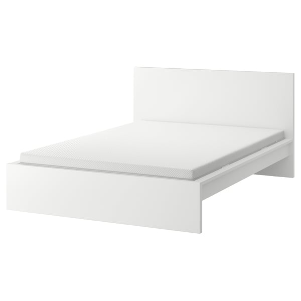 Wit MALM modern bed met eenvoudig ontwerp, hoog hoofdeinde en minimalistische stijl voor een strakke uitstraling.