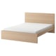 Licht houten modern bed met witte matras. Eenvoudig, strak ontwerp.