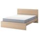 Licht houten bedframe met grijze matras. Eenvoudig, minimalistisch ontwerp met hoog hoofdeinde.