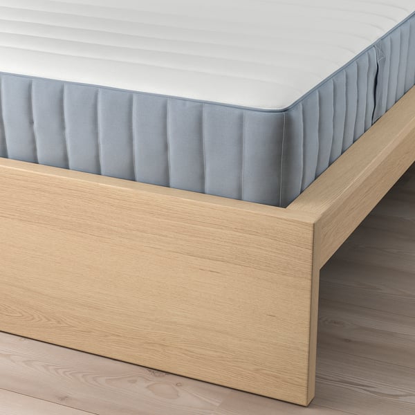 MALM bedframe met verstelbare zijkanten en een hoog hoofdeinde voor comfortabel zitten. De lichte houtafwerking past bij verschillende decorstijlen.