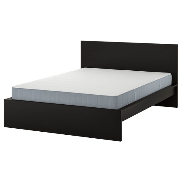 Zwart houten bedframe, hoog hoofdeinde, rechthoekig, modern design met wit matras.