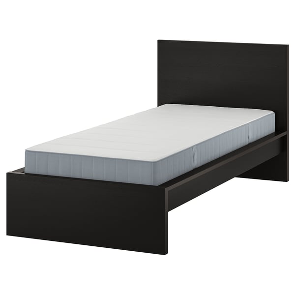 Minimalistisch zwart eenpersoonsbed met witte matras, houten frame, hoog hoofdeinde, modern design.