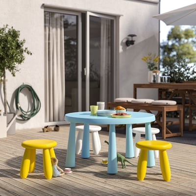 Blauwe kindertafel met gele dinosauruskrukjes, binnen/buiten te gebruiken.