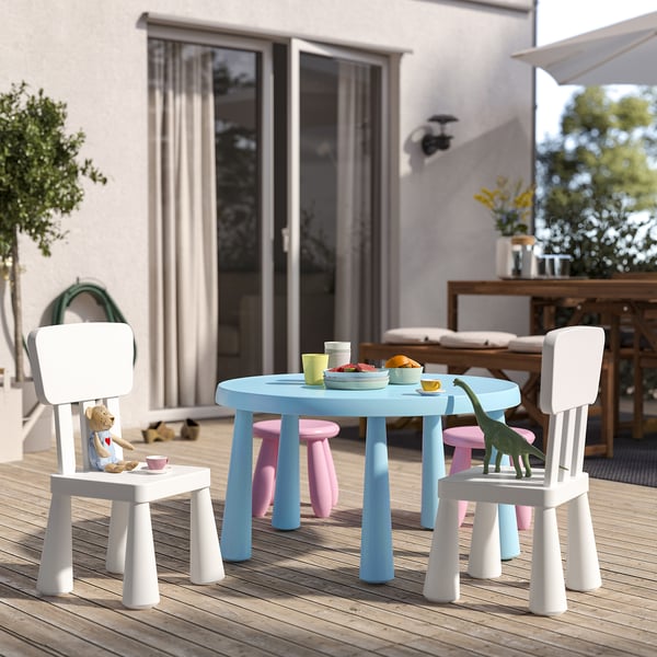Kleine kinderspeelset voor buiten met blauwe tafel, witte en roze stoelen. Lichtgewicht plastic, perfect voor picknicks.