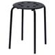 Een zwarte MARIUS kruk met een ronde zitting en vier metalen poten. Het is ontworpen om te stapelen en gemaakt van staal en plastic.