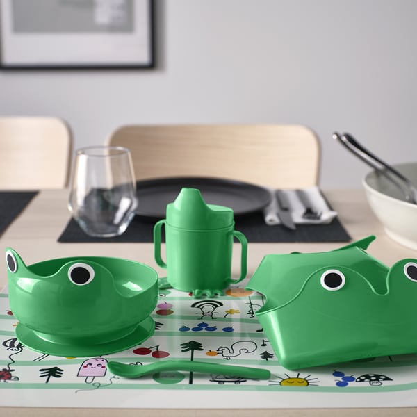 Kinderen groene tafelset met kikker-thema kom, beker, lepel & slabbetje voor eenvoudig gebruik.