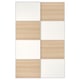 Moderne witte schuifdeur met licht houtpatroon en metalen frame.