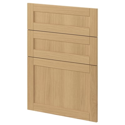 Een lichte houten kastdeur van ikeas METOD system, voorzien van eikenfineer en afgeschuinde randen, ontworpen voor een klassieke keukenlook.