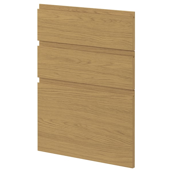 Een METOD keukenkast met eikenhouten voxtorp fronten in een minimalistisch design.