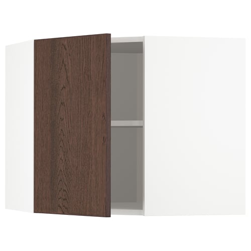 Een open witte hoekkast met een donkerbruine houten deur en een enkele plank erin.