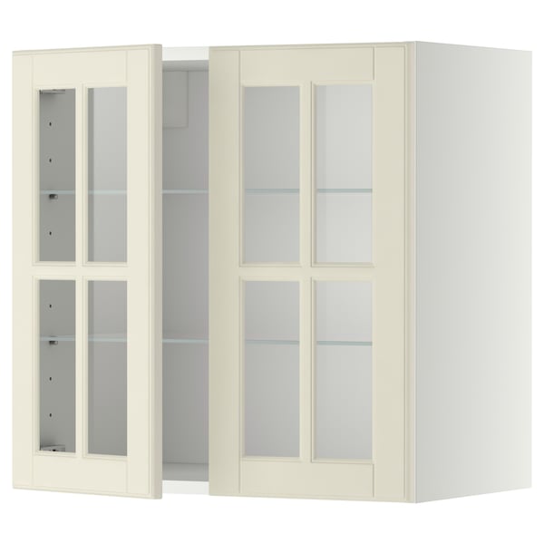 Een crèmekleurige METOD wandkast met glazen deuren. Het heeft een rechthoekige vorm en een traditioneel ontwerp, met verstelbare planken.