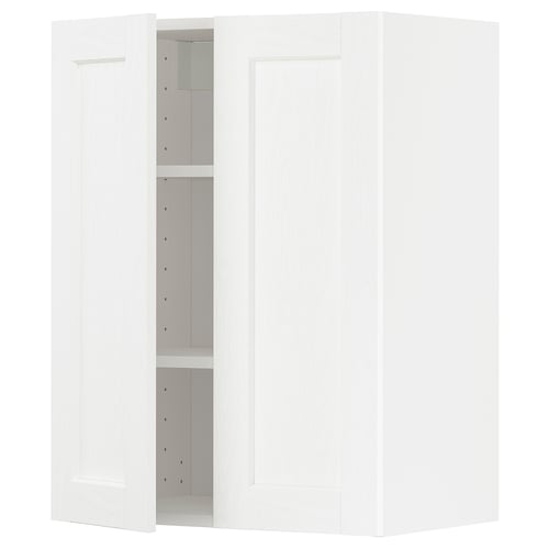 Een witte METOD keukenkast met één deur open, verstelbare planken en één deur gesloten.