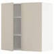 Beige METOD keukenkast, aan de muur gemonteerd, open deur met planken.