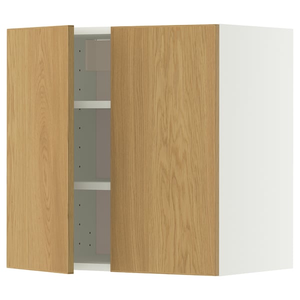 Houten kast met open deuren en verstelbare planken in minimalistisch design.