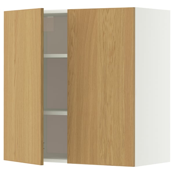 Een lichte houtkleurige wandkast met een enkele open deur. De kast strakke, moderne lijnen en verstelbare planken.