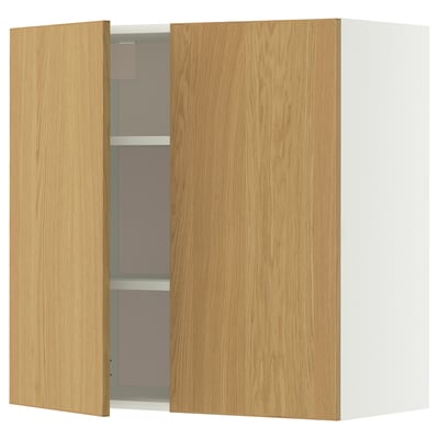 Een lichte houtkleurige wandkast met een enkele open deur. De kast strakke, moderne lijnen en verstelbare planken.