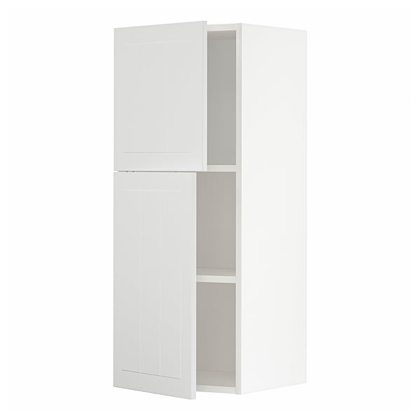 Een witte METOD keukenkast met twee deuren. Het is rechthoekig en modern, ontworpen voor opslag.