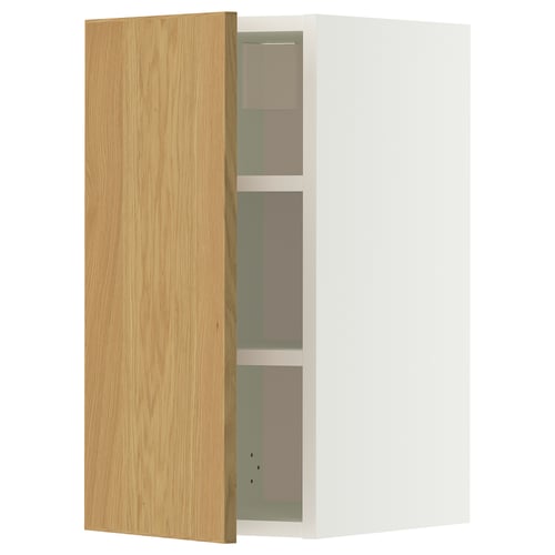Een METOD wandkast met een licht eikenhouten deur en wit frame. Het heeft drie verstelbare planken en wordt aan de muur gemonteerd.