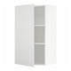 Een witte METOD keukenwandkast met een enkele deur en binnenplanken. De kast is rechthoekig en heeft een modern design.