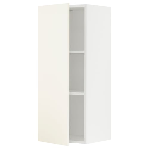 Een ikea METOD witte keukenkast. Het heeft een enkele deur en verstelbare planken.