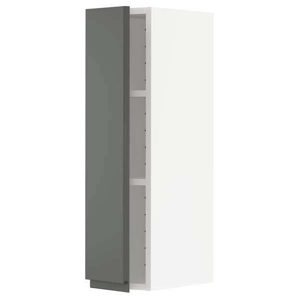 Open METOD wandkast in donkergrijs met modern, minimalistisch design en ingebouwde planken tegen een witte achtergrond.