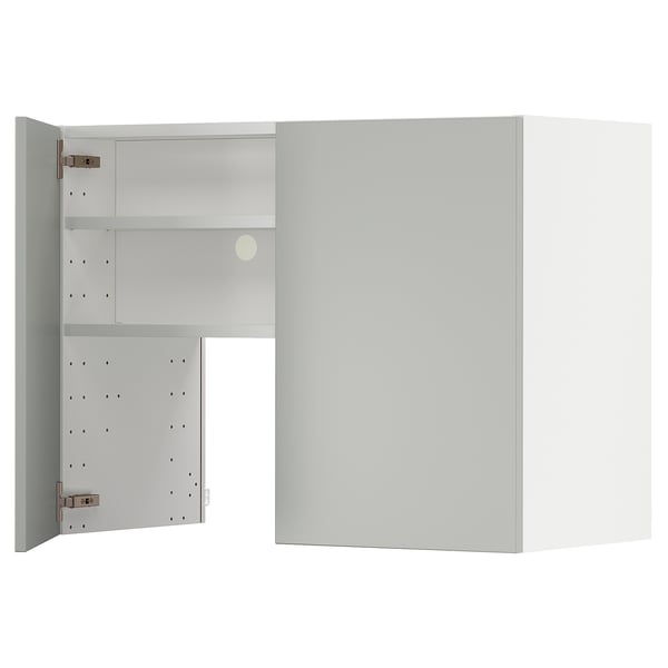 Moderne lichtgrijze METOD keukenkast met strak design en strakke vorm, voorzien van een spiegeldeur en geïntegreerde led-verlichting.