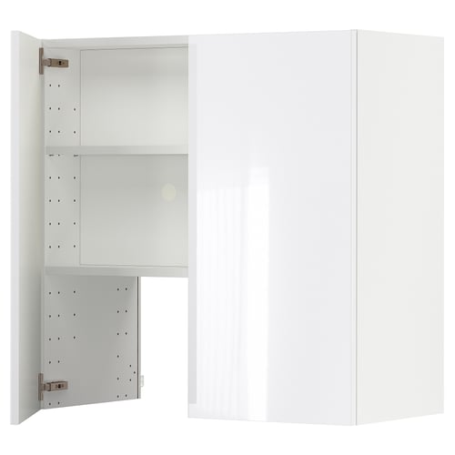 Toont een moderne, hoogglans witte METOD keukenkast met een open deur, met een verstelbare plank aan de binnenkant.