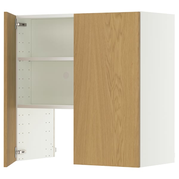 Een witte METOD kast met een houten deur. Het heeft verstelbare planken en is ontworpen voor opslag in de keuken.