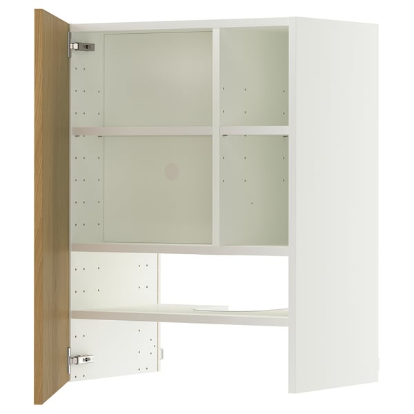 Een witte METOD kast met een open deur, die aan de binnenkant verstelbare planken onthult.