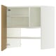 Een witte ikea METOD kast met eikenhouten accenten en verstelbare planken.