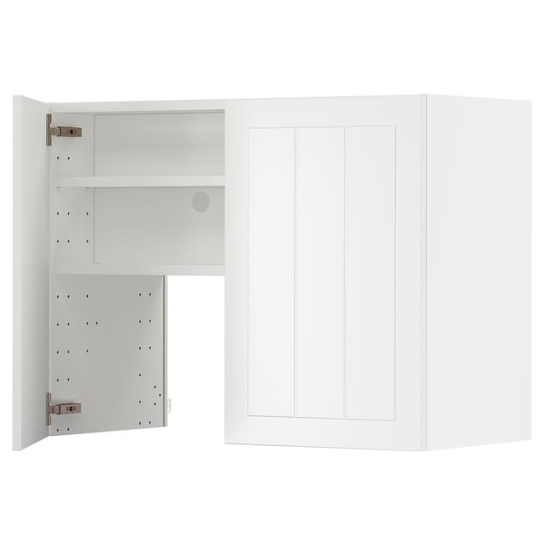 Een open witte METOD keukenkast met verstelbare planken en scharnieren.
