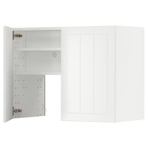 Een open witte METOD keukenkast met verstelbare planken en scharnieren.