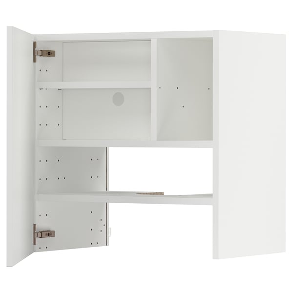 Een witte METOD keukenkast met één deur open, waardoor binnenplanken zichtbaar worden.