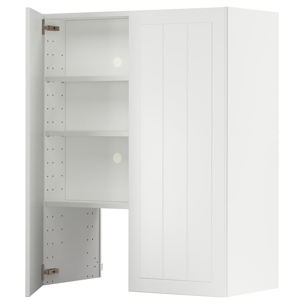 Een witte METOD keukenkast met een open deur, die aan de binnenkant verstelbare planken onthult.