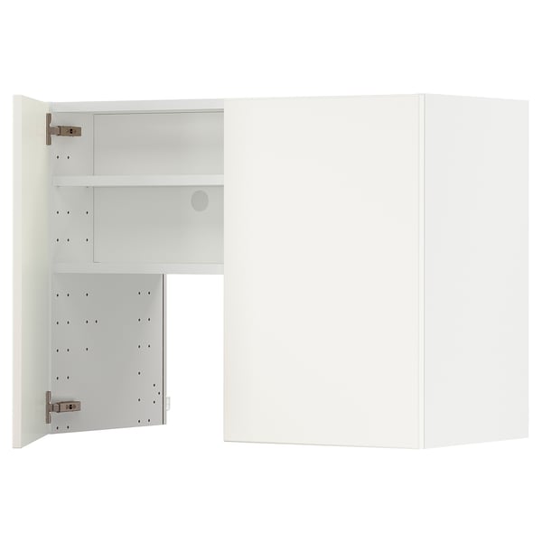 Een witte METOD keukenkast met veddinge fronten, met een rechthoekige vorm en verstelbare planken.