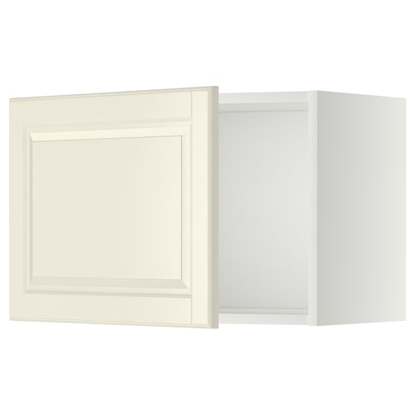 Een witte METOD keukenkast met een afgeschuinde deur.