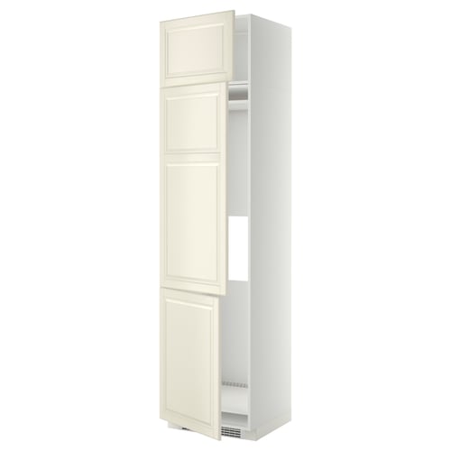 Een hoge, gebroken witte keukenkast met een klassiek afgeschuind ontwerp, met drie planken en twee deuren.